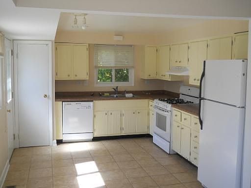 5th image of 1415 E Lillian Ave