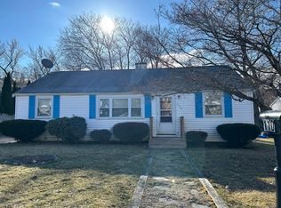 110 Burnham Rd, Lowell, MA 01852