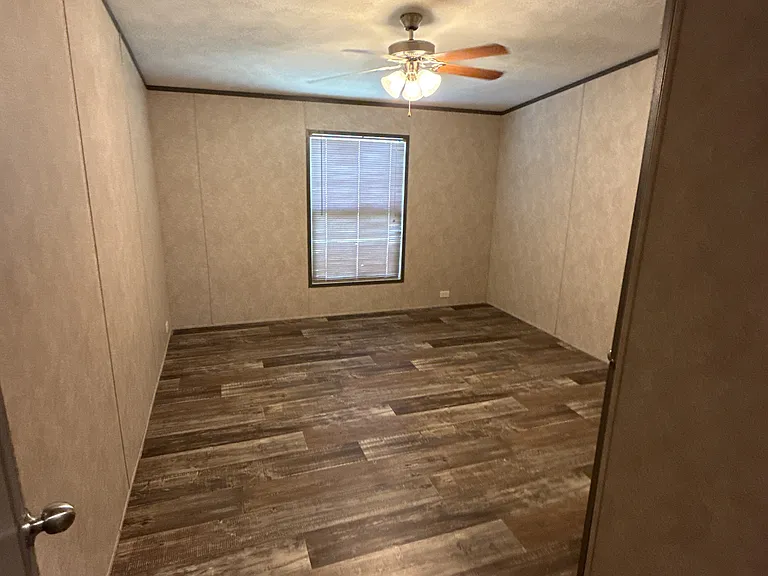 894 FM 1395 — Photo 9
