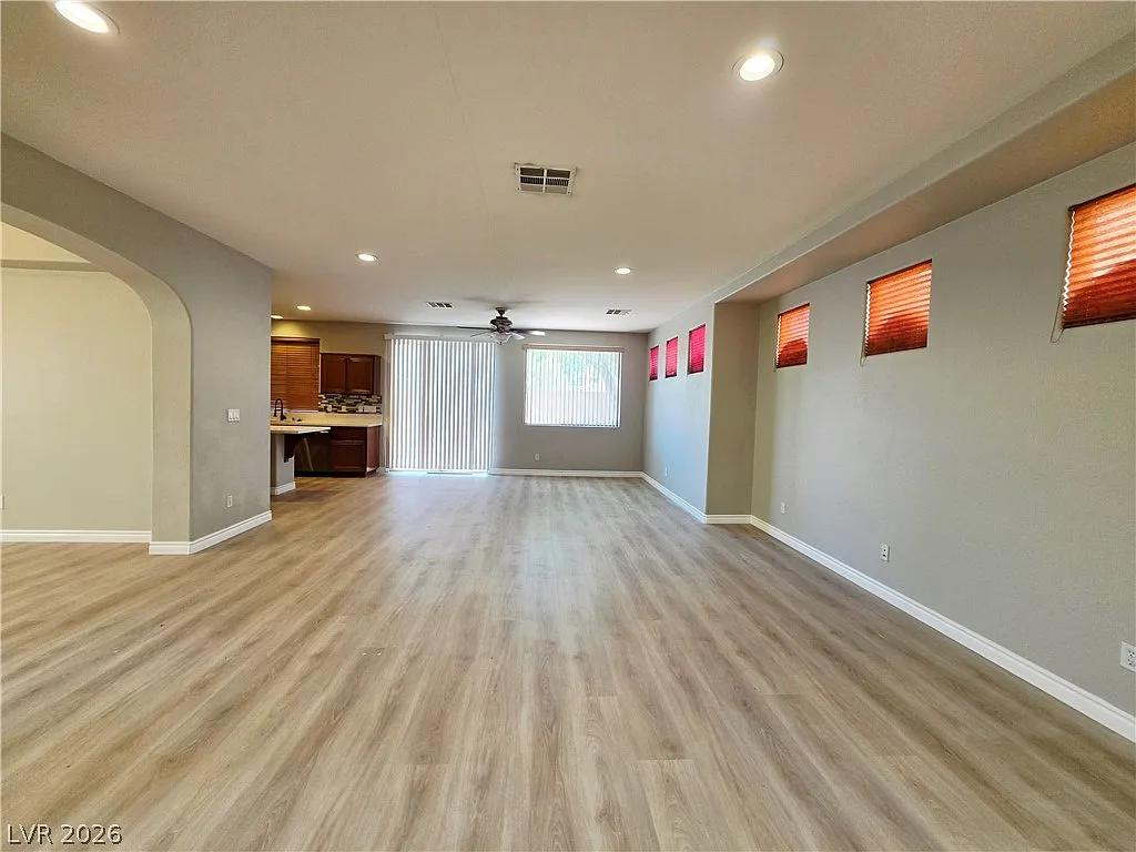 5 bed, 3.0 bath, 2775 sqft, $2,800 — Photo 4