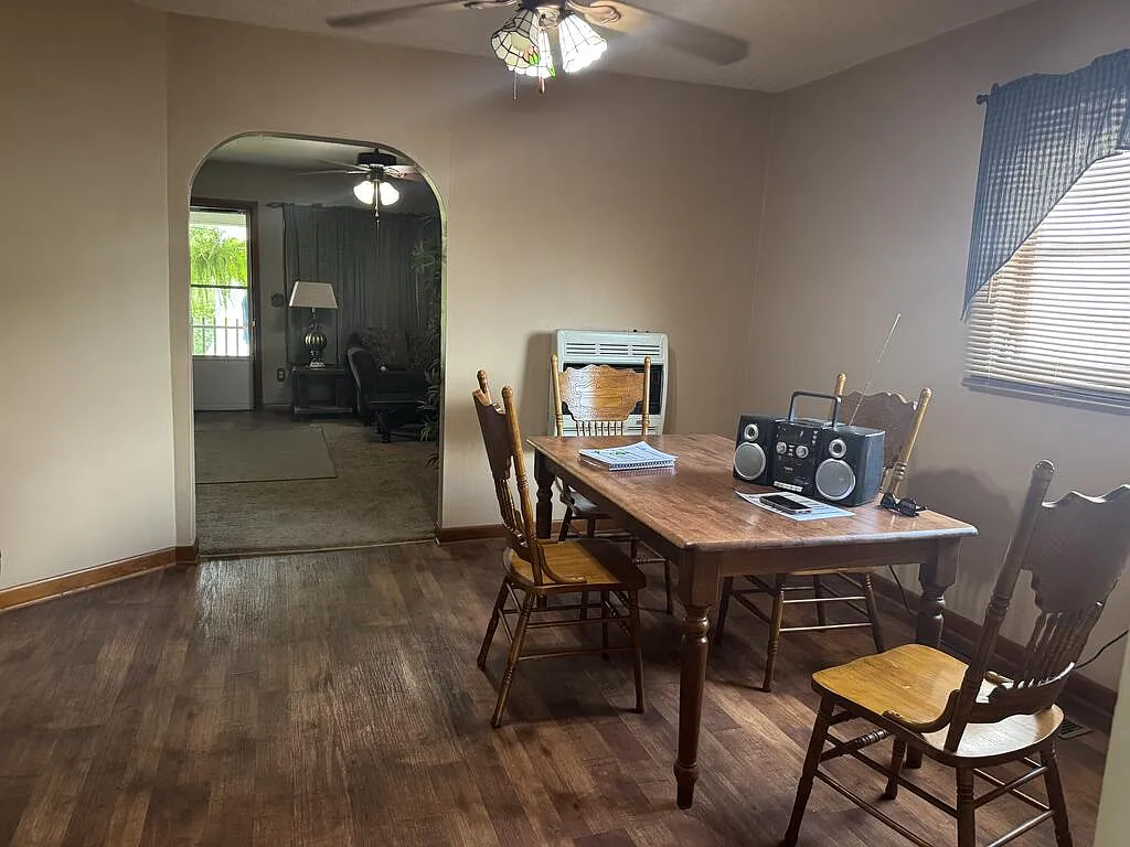 3 bed, 1.0 bath, 1144 sqft, $1,200 — Photo 4