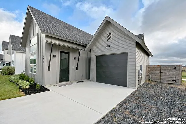 3 bed, 2.5 bath, 1900 sqft, $2,375 — Photo 2