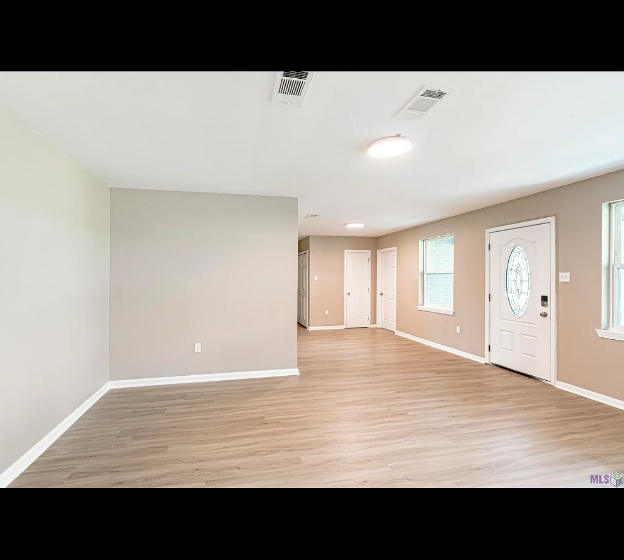 4 bed, 1956 sqft, $1,800 — Photo 1