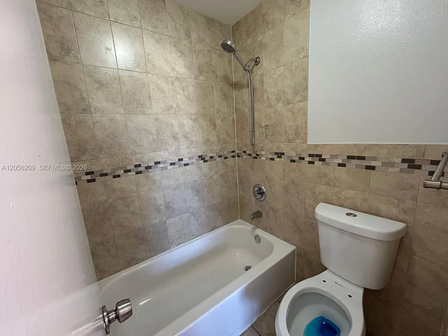 3 bed, 970 sqft, $2,100 — Photo 3