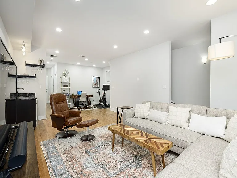 821 W Roscoe St #1 — Photo 120