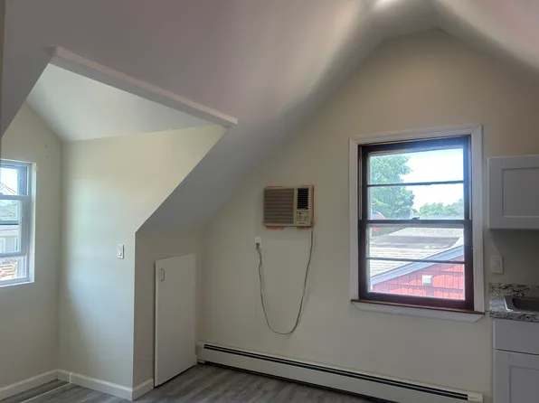 548 S 16th St #2, Lindenhurst, NY 11757