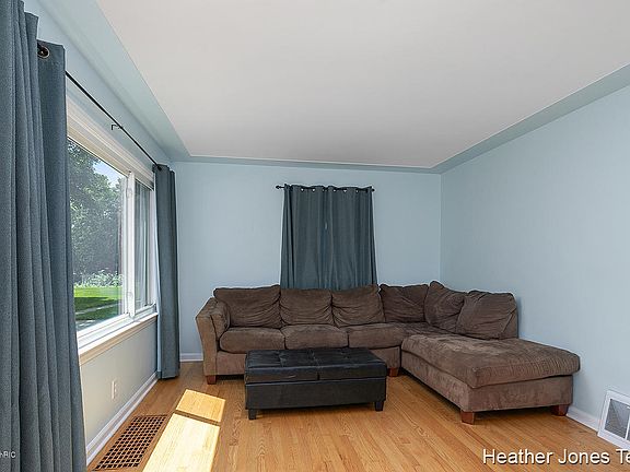 3rd image of 2835 Botsford Pl NE