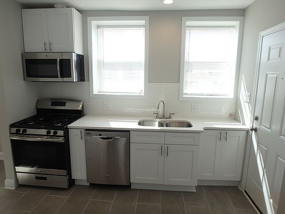 3rd image of 6048 N Fairfield Ave