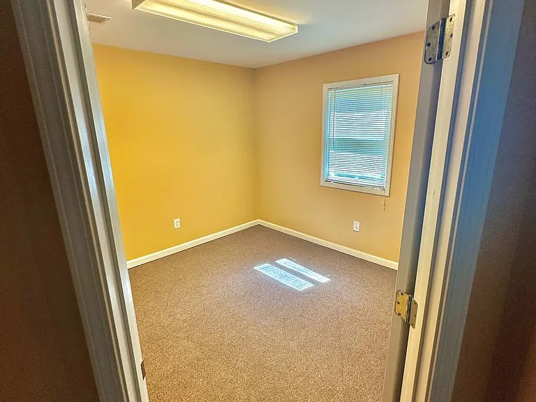 2251 Roswell Rd — Photo 9