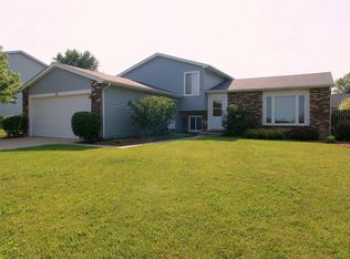 512 Forest View Rd, Lindenhurst, IL 60046