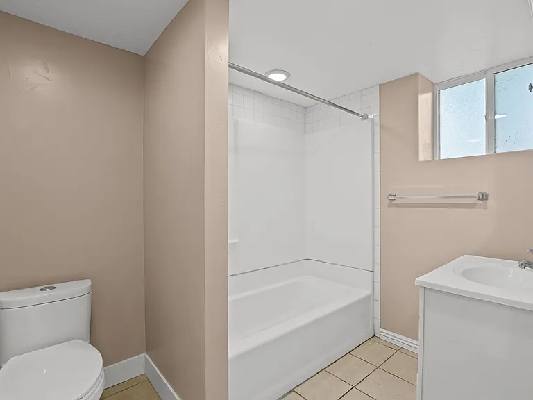 137 E 600 N — Photo 44