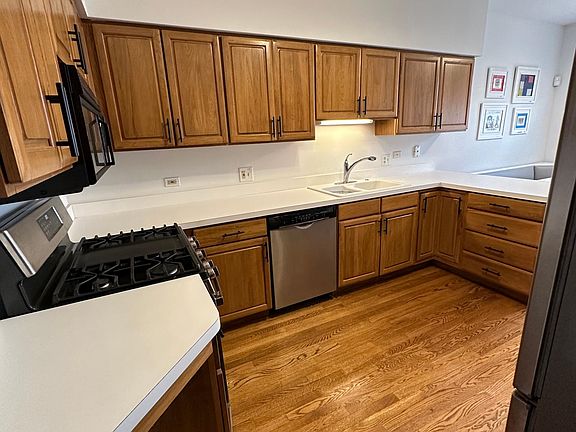 3rd image of 2065 Glenlake Dr