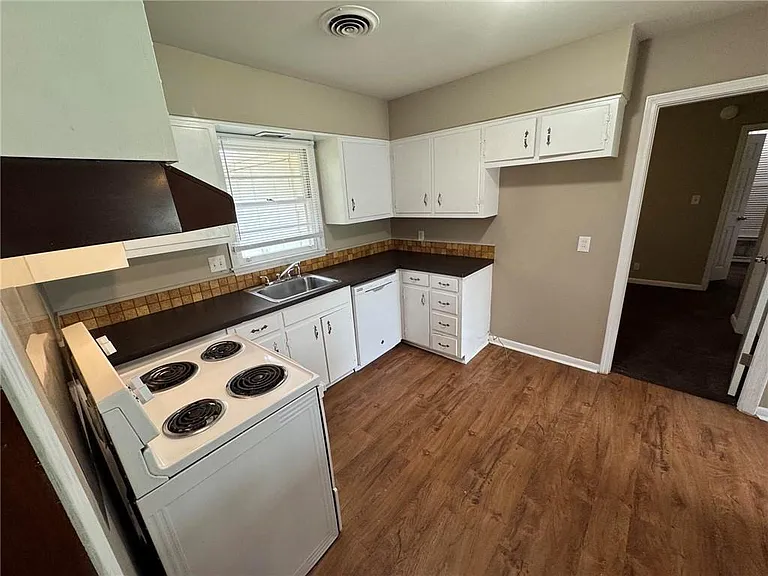 5855 Woodvale Dr — Photo 6