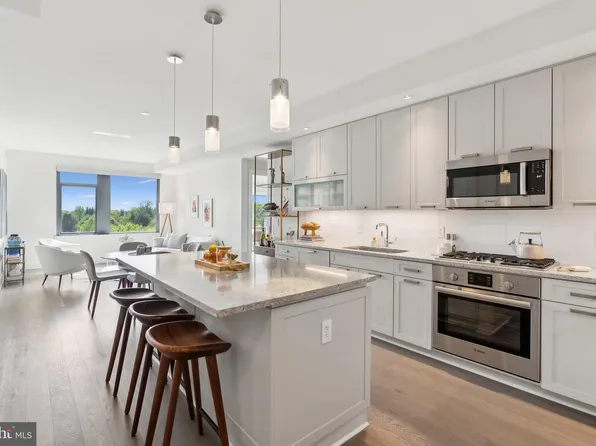 4960 Fairmont Ave APT 706, Bethesda, MD 20814