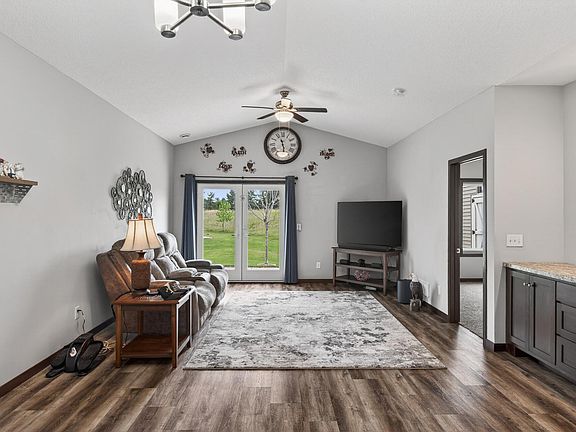 3rd image of 211 8th Ave NE