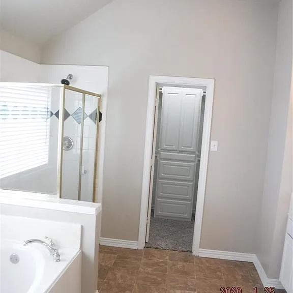 SHOWER AND WALK IN CLOSET6 ALSO GARDEN TUB.