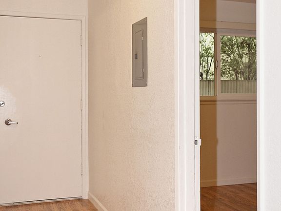 3rd image of 370 Staten Ave