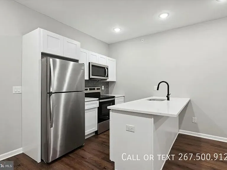 1230 N Marshall St #3R — Photo 4