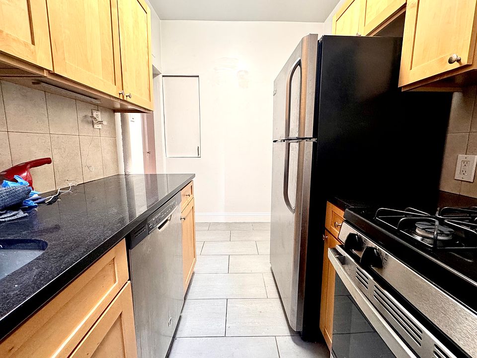 2nd image of 405 W 45th St APT 3D