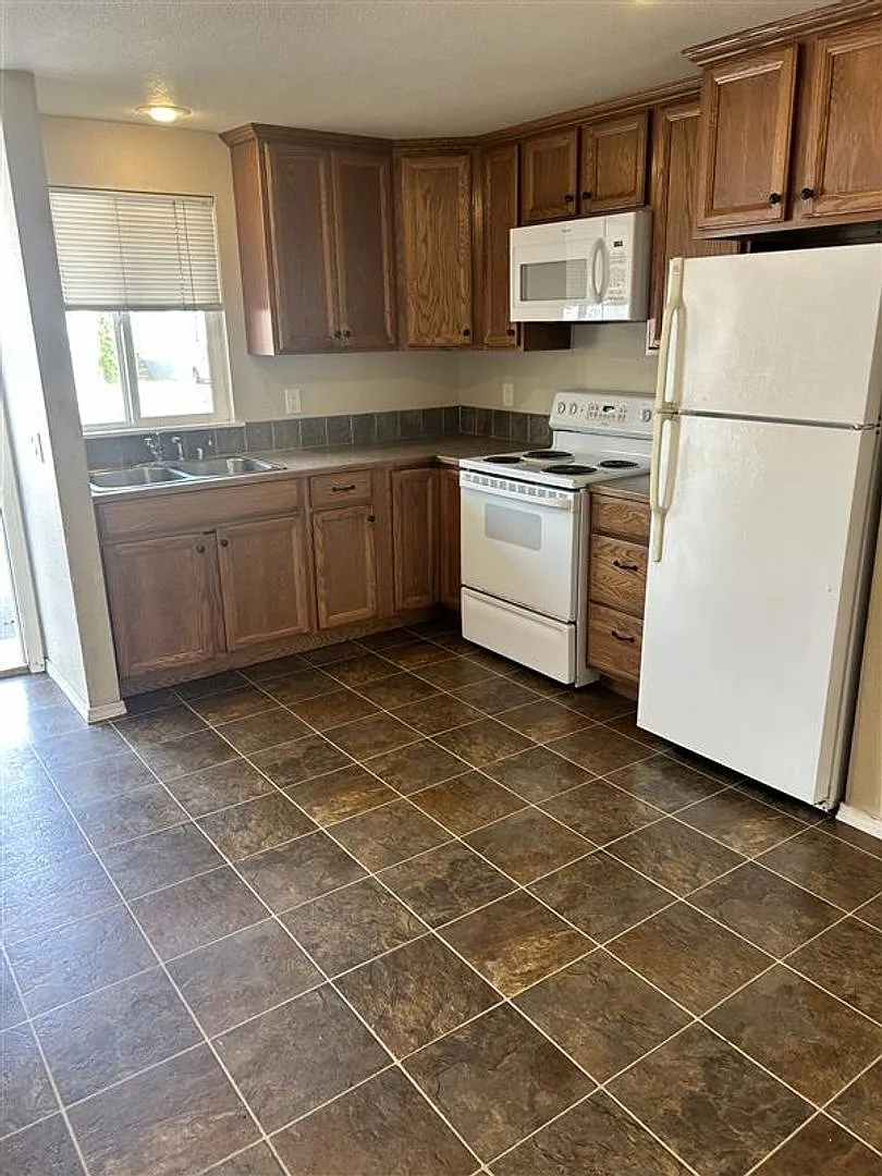 108 Baker Street Apartments — Photo 4