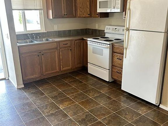 4th image of 108 Baker St APT 1