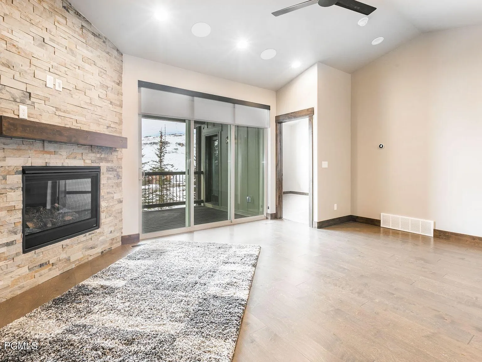 3 bed, 2.5 bath, 2494 sqft, $4,400 — Photo 2