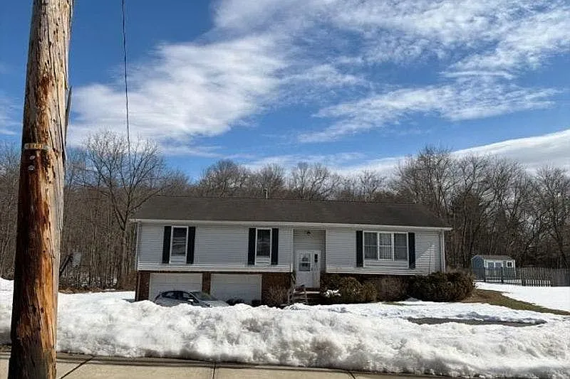 64 Reeve Ave photo 1