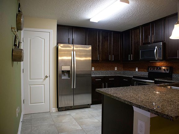5th image of 201 Larkin Pl Unit 105