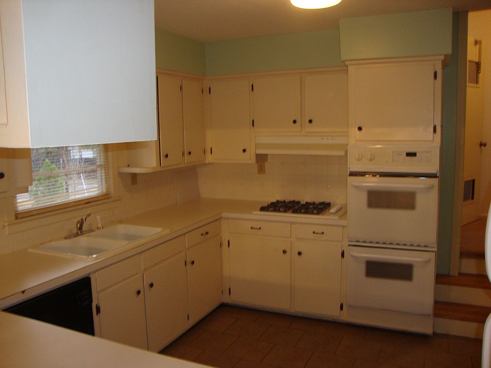 double oven and dishwasher in kitchen