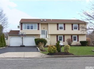 4 Robin Ave, East Patchogue, NY 11772