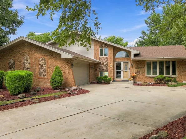 8040 Chippewa Trl, Tinley Park, IL 60477
