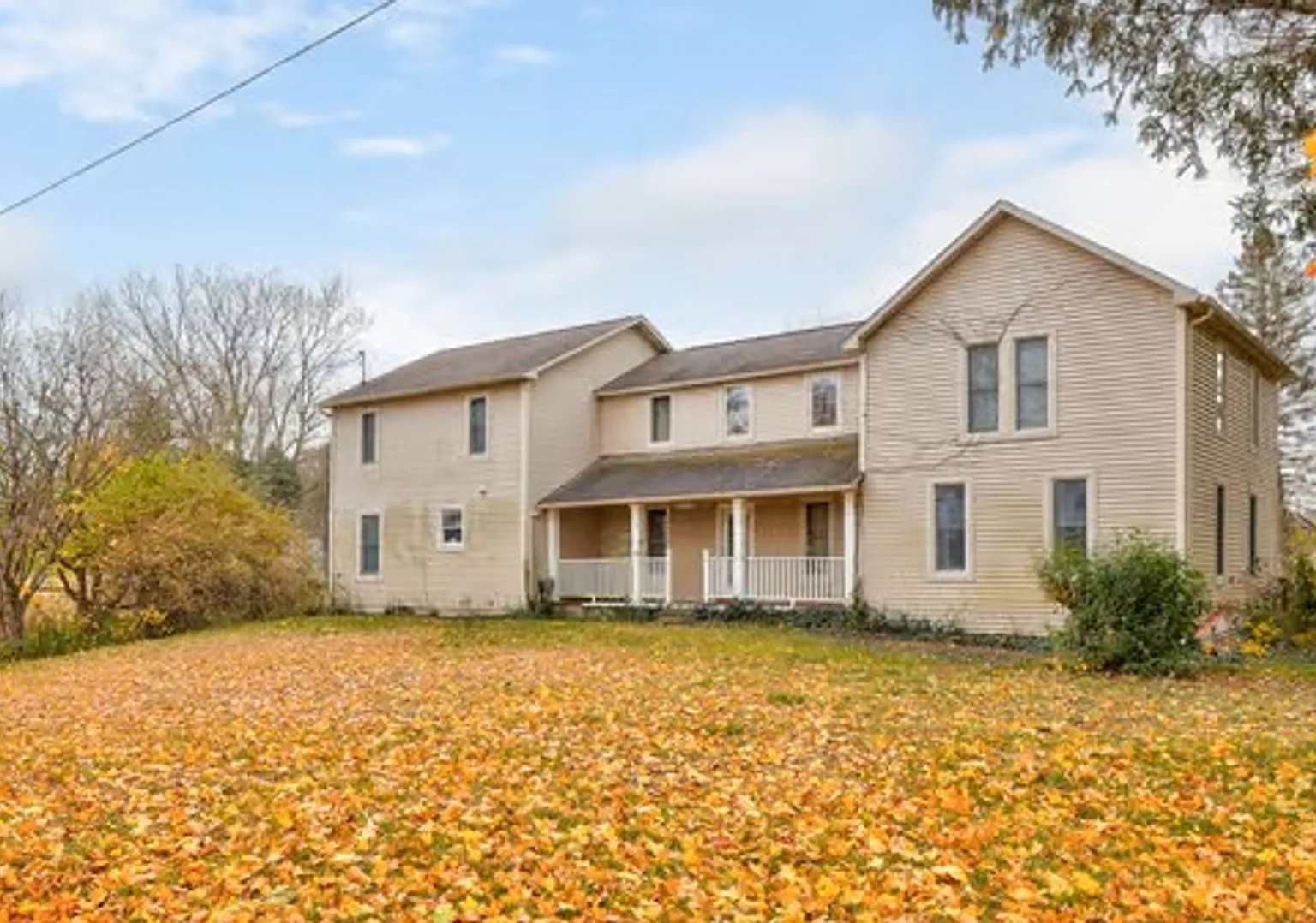 Spacious 5BR/3BA Farmhouse | In-Law Suite + 2 Kitchens | Bridgeport Twp — Photo 2