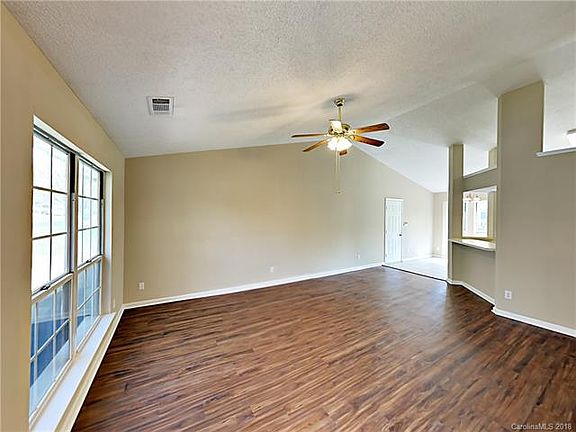 4th image of 2501 Yorkdale Dr