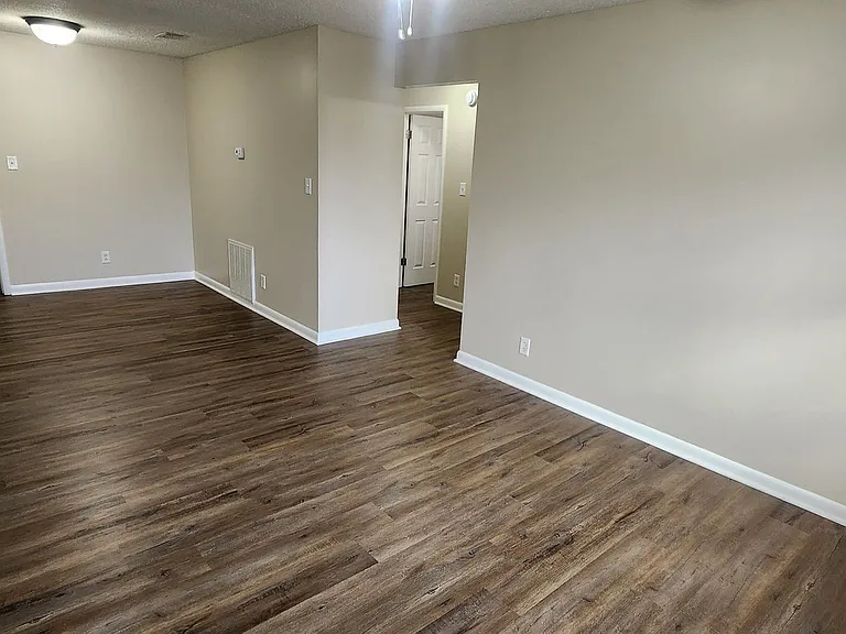 1057 N Main St — Photo 2