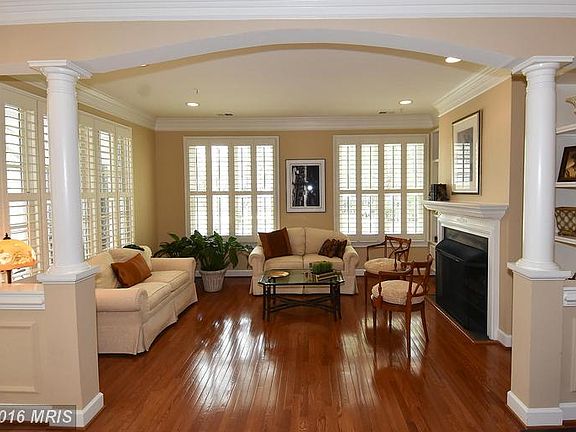 3rd image of 302 Lisa Oaks Way