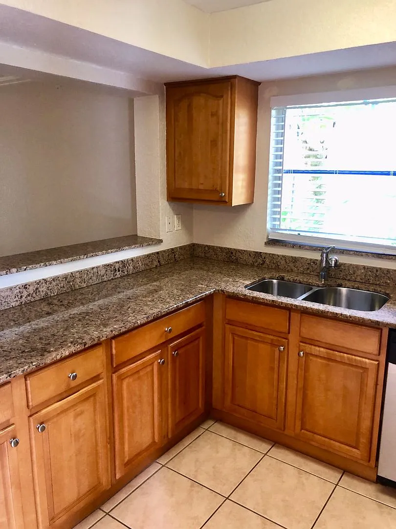 Two Bed/Two Bath Conveniently Located in Park View Condominiums, Close to Downtown Sarasota — Photo 4