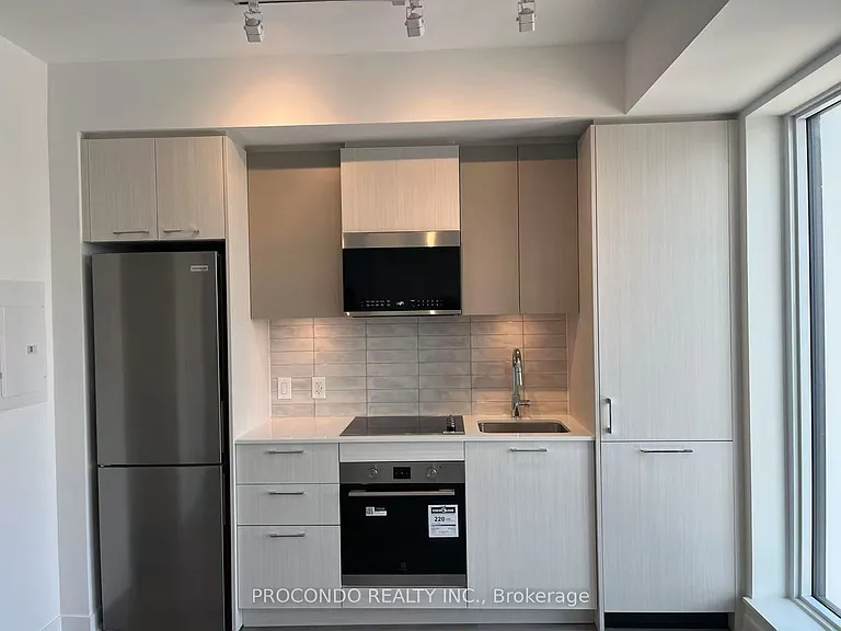 10 Oak St #2010 — Photo 2