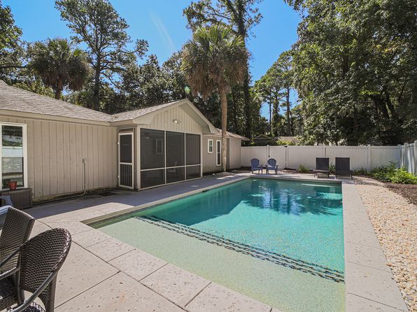 16 Pelican St