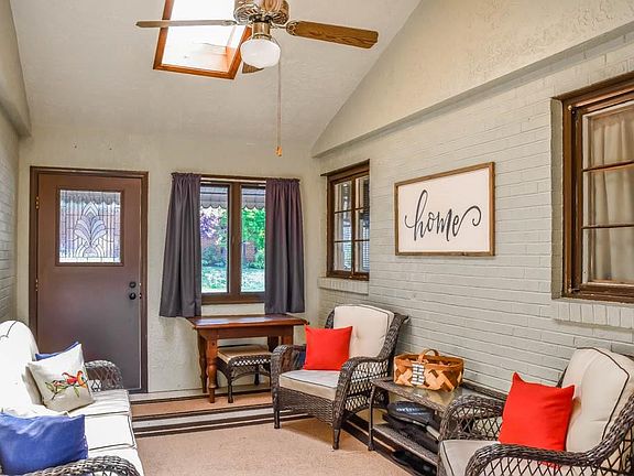 3rd image of 1019 24th St NE