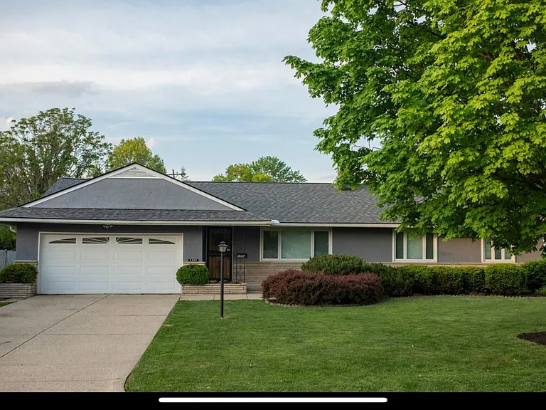 2352 Beverly Pl — Photo 1