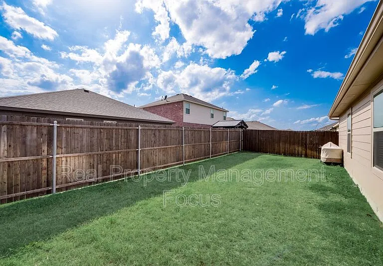 809 Meadow Wood Ln — Photo 15