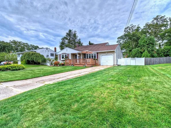 16 Helen Marie Place, Hauppauge, NY 11788