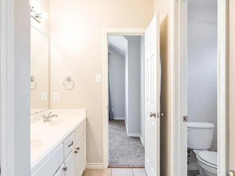 Upstair jack and Jill bath