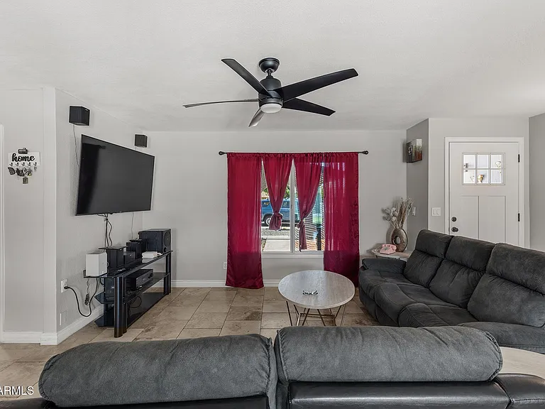4716 W Christy Dr — Photo 2