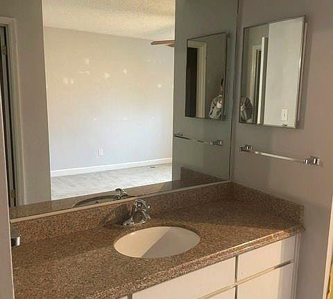 5th image of 290 Appleby Dr APT 272