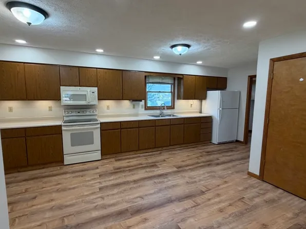 104 Dennis Dr #104B, Eureka, IL 61530