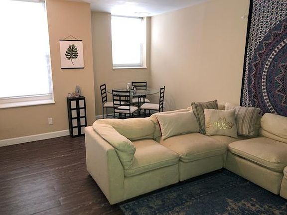 2nd image of 5528 Pershing Ave APT 306