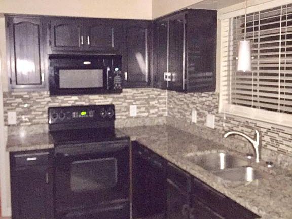 4th image of 4060 Greenwillow Ln W