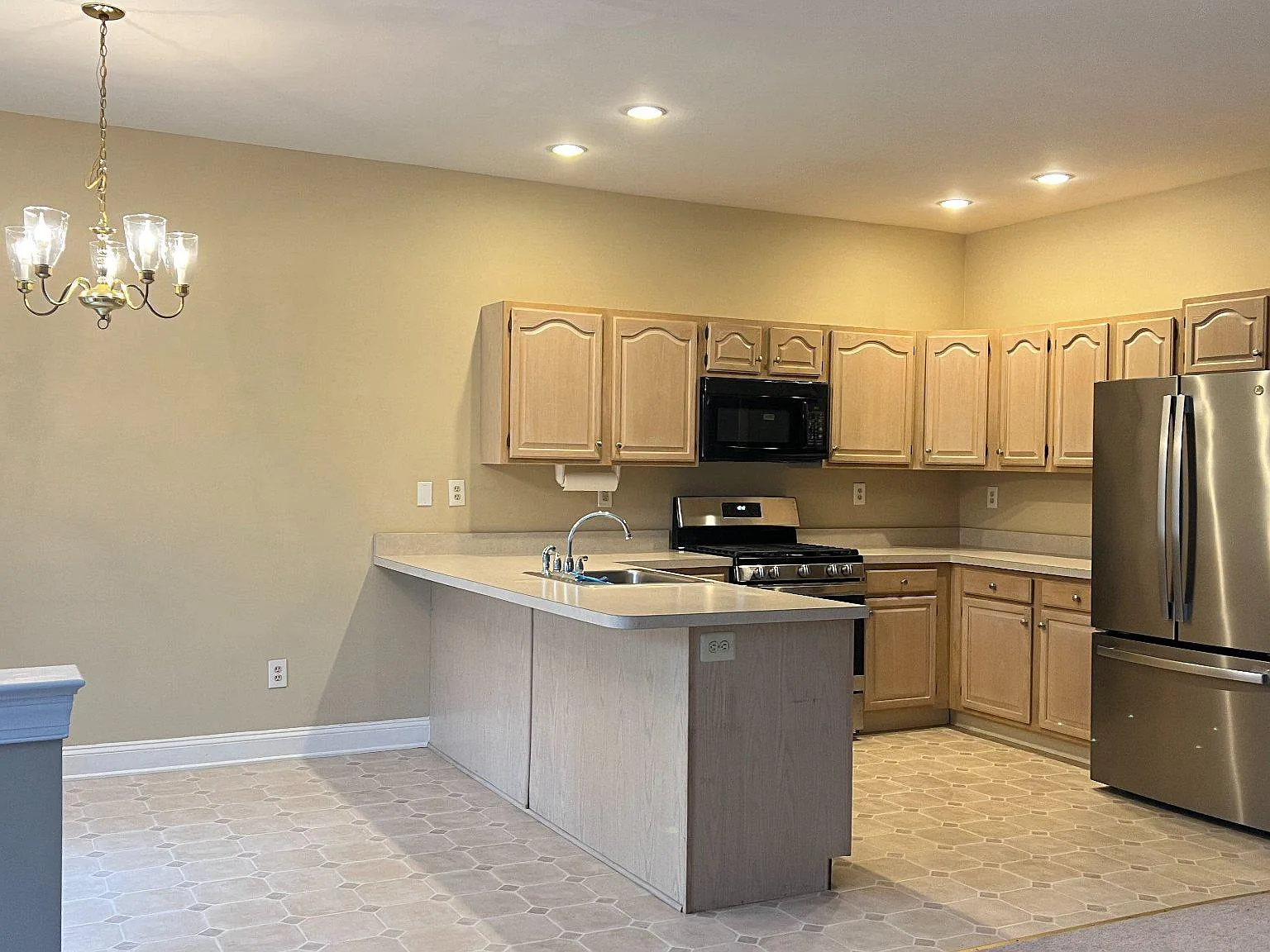 3 bed, 2.5 bath, 2080 sqft, $3,200 — Photo 4
