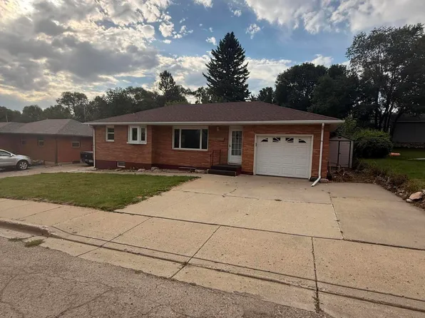 1105 6th St NW, Mandan, ND 58554